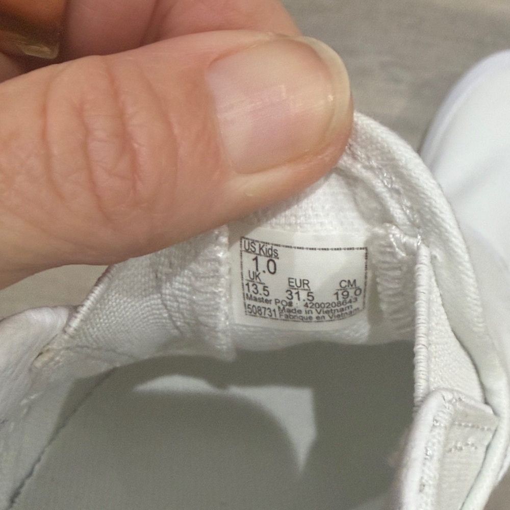 New in Box Kids Vans Classic White Canvas Slip-Ons - Picture 3 of 5